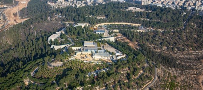 Jeruzalėje vykstančiame Holokausto metinių minėjimo viršūnių susitikime Izraelis įsitraukia į Europos ginčus dėl Holokausto