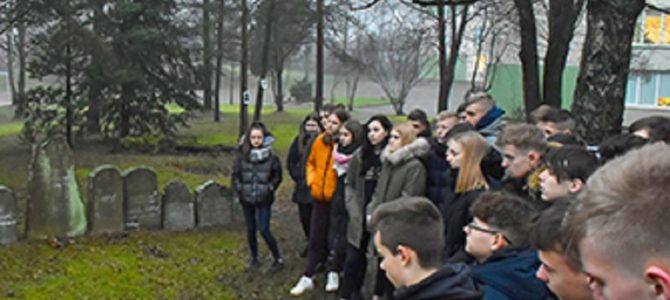 Plungės Senamiesčio mokykla 1975 metais pastatyta Senosiose žydų kapinėse.