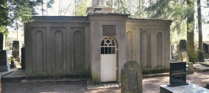 Small Gathering Honors Memory of Vilna Gaon at Nominal Grave in Vilnius