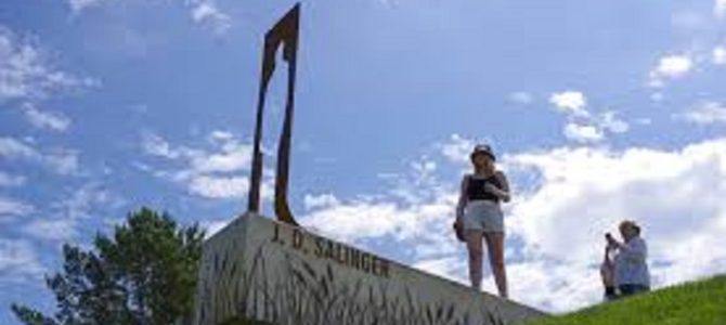 Nauja lankytina vieta Lietuvoje: Sudargo krašte atidengta knygai „Rugiuose prie bedugnės“ skirta skulptūra www.DELFI.lt