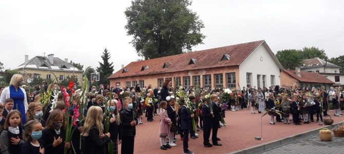 Mokslo metai Šolomo Aleichemo ORT gimnazijoje prasidėjo iškilmingai su baltais balandžiais ir nuoširdžiais sveikinimais