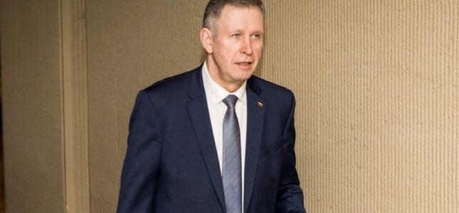 Вердикт парламентской Комиссии по этике и процедурам: “зиговавший” депутат Сейма А. Шимас нарушил принцип уважения к человеку и государству Вердикт парламентской Комиссии по этике и процедурам: “зиговавший” депутат Сейма А. Шимас нарушил принцип уважения к человеку и государству