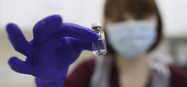 Izraelis ketvirtadienį gaus pirmąją Pfizer koronaviruso vakcinų partiją 
