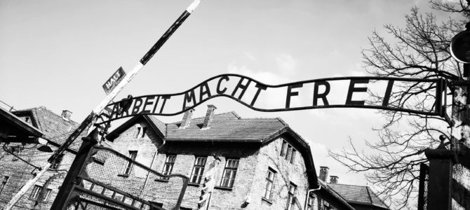 “Правда не черно-белая”. В Польше осудили историков Холокоста