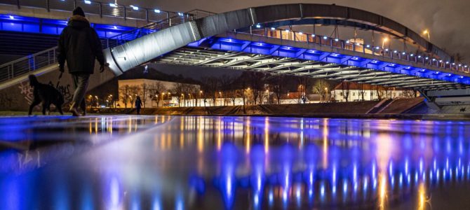 Вильнюсские мосты осветили в цвета израильского флага