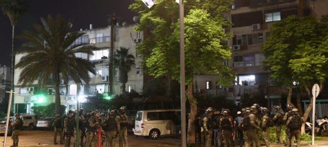 Izraelio Gynybos ministras B. Gantzas įsakė sušaukti pasienio patrulių rezervą. Žydų ir arabų smurto spiralė tęsiasi