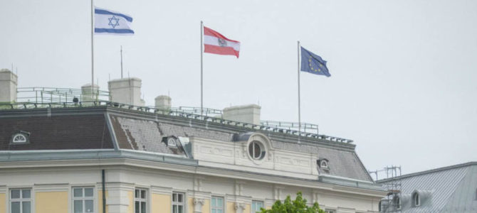 За Израиль: президент Австрии поднял флаг, президент Чехии нарисовал сердце