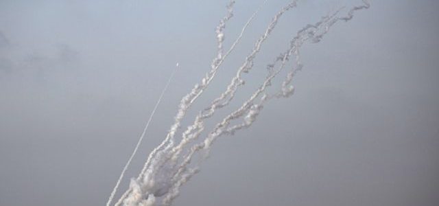 За несколько часов из Газы в сторону Израиля были запущены более 80 ракет