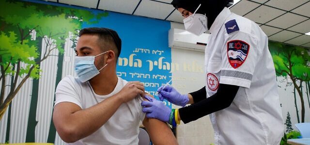 Izraelis kitą savaitę pradės skiepyti 12–15 metų vaikus