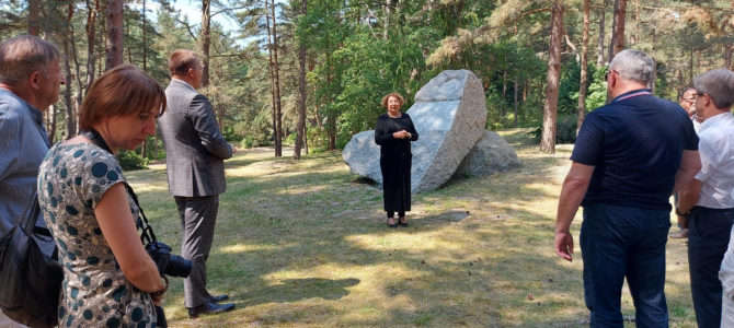 Prie akmens žudynių aukoms atminti Palangos botanikos parke