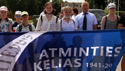 Per Šiaulius nusidriekusiu „Atminties keliu“ žengė Izraelio ir JAV ambasadoriai .