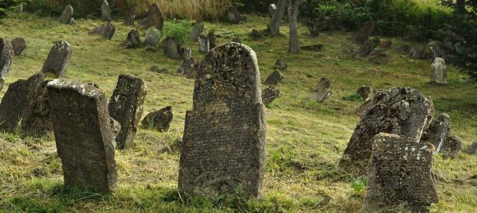 Почти половина еврейских кладбищ Европы нуждается в защите