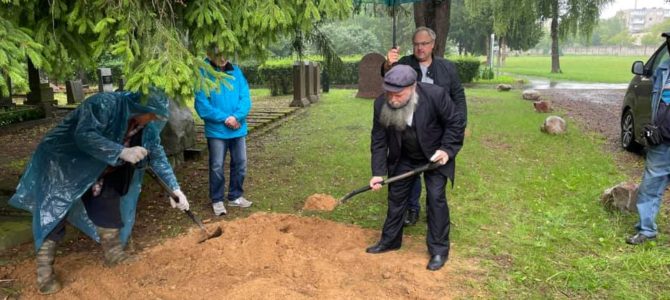 Церемония захоронения священных текстов на Вильнюсском еврейском кладбище