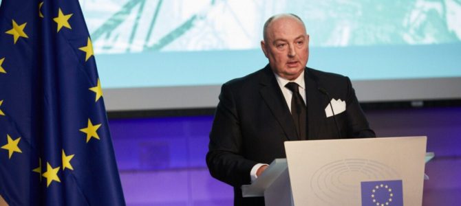 Президент Европейского Еврейского Конгресса назвал новый польский закон антидемократичным Президент Европейского Еврейского Конгресса назвал новый польский закон антидемократичным