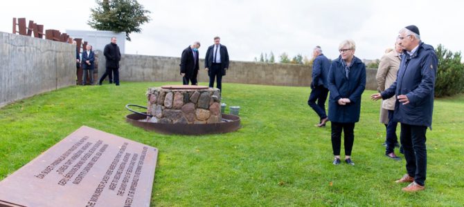 Премьер-министр Литвы почтила память жертв Холокоста в Шедуве