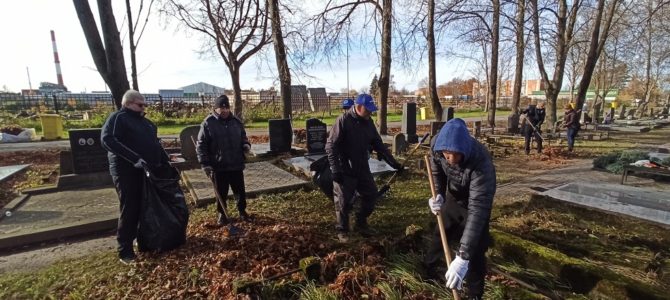 Volunteer Clean-Up at Šiauliai Jewish Cemetery