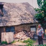 anyconv-com-simon-zukas-prie-savo-vaikystes-namo-ukmergeje-1997-david-zukas-1920x