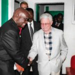 anyconv-com-simonas-zukas-spaudzia-ranka-zambijos-prezidentui-kenneth-kaunda-1920x