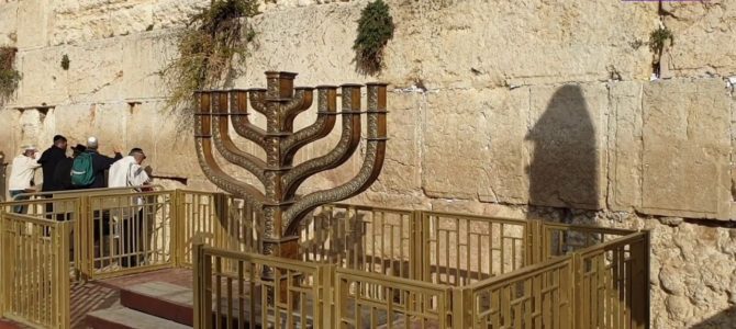 Двухметровая ханукия установлена у Стены Плача в Иерусалиме