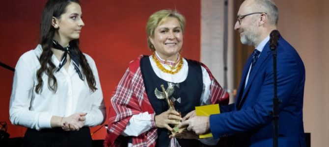 “Auksinio fenikso” apdovanojimas įteiktas Tautinių mažumų departamentui ir jo direktorei dr. Vidai Montvydaitei