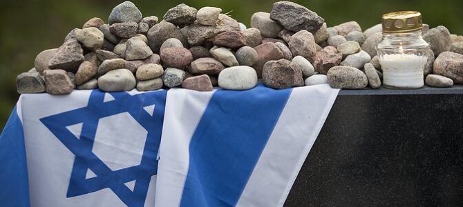 Premjerė: bėgantys metai dar labiau išryškina Holokausto tragedijos mastą