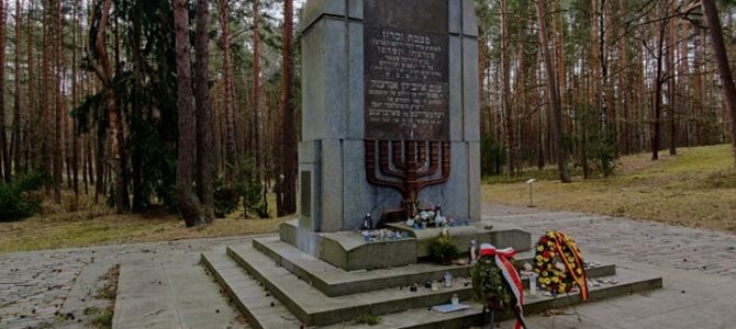 Еврейская община Литвы осуждает осквернение Панеряйского мемориала
