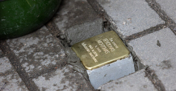 В Вильнюсе установлены “Камни преткновения” памяти пяти еврейских художников
