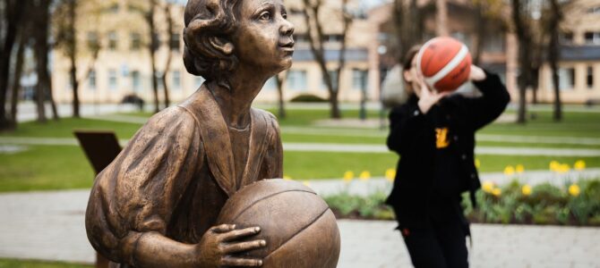 В Бутримонисе увековечена память Сенды Беренсон Эбботт