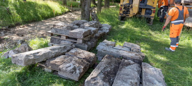 Iš sostinės Tauro kalno laiptų išmontuoti žydų antkapiai grįžta į kapines