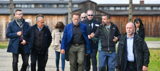 Арнольд Шварценеггер посетил Освенцим