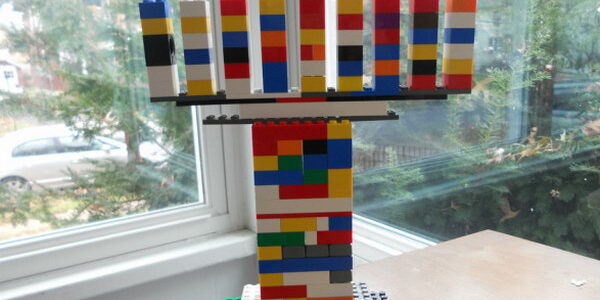 Школьники построили ханукию из 80 тыс. деталей Lego
