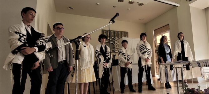 Seventh Graders Flood Community in Preparation for Bar and Bat Mitzvah Ceremonies