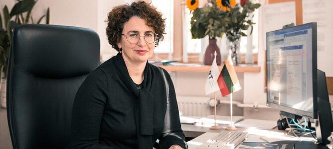 Gimnazijos direktorė Ruth Reches: „Ar tikrai vaikams saugu Vilniaus žydų mokykloje?“