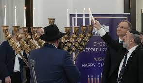 После антисемитского выпада в Сейме лидеры Польши зажгли последнюю свечу Хануки