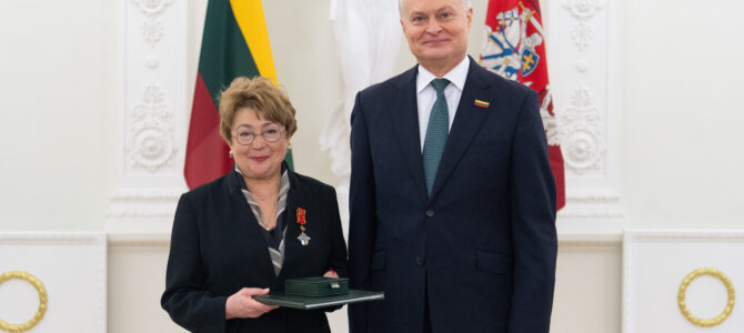 LR Prezidentas įteikė LŽB pirmininkei Fainai Kukliansky apdovanojimą