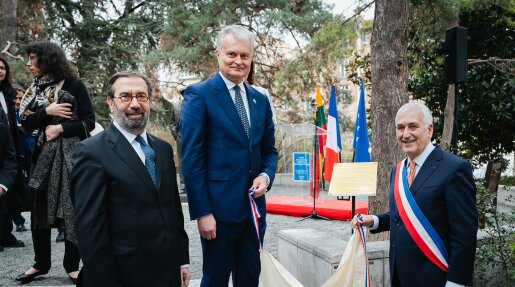 Президент Гитанас Науседа открыл в Париже мемориальную доску литваку Жаку Липшицу