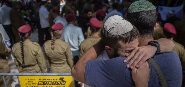 Хасиды ХАБАДа оплакивают погибших солдат