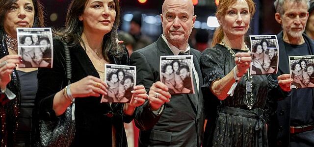 Берлинале открылся с портретами израильских заложников Берлинале открылся с портретами израильских заложников