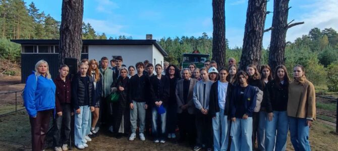 Atminties kelias Pabradėje – mokiniai pagerbė Holokausto aukas