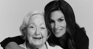 Музей Холокоста наградил пережившую концлагеря Эллу Мандель и супермодель Синди Кроуфорд