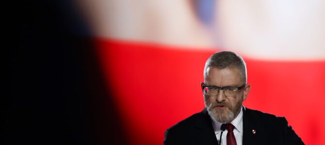 Скандальное антисемитское заявление евродепутата Гжегожа Брауна перед мемориалом Аушвицаа