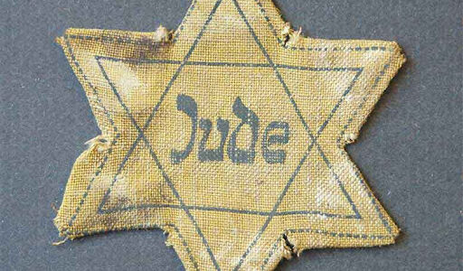 Желтые звезды времен Холокоста продают с аукциона в Германии