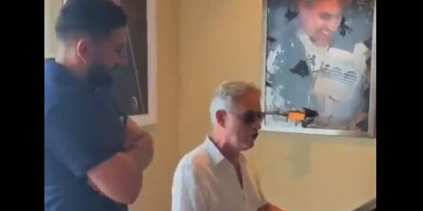 Андреа Бочелли встретился с освобождённым из плена израильтянином Сегевом Кальфоном