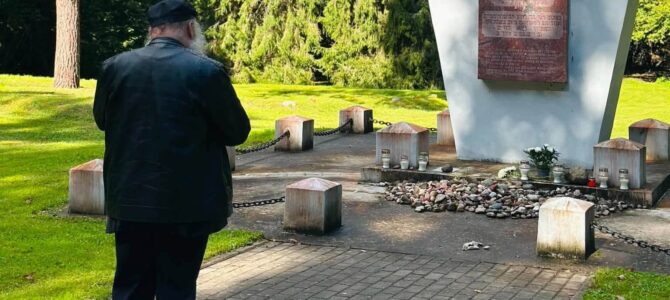 Po Holokausto aukų minėjimo Pivonijos šile – išniekintas paminklas Po Holokausto aukų minėjimo Pivonijos šile – išniekintas paminklas